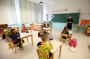 OTROCI PONOVNO V ŠOLI 03 FOTO LJUBO VUKELIČ